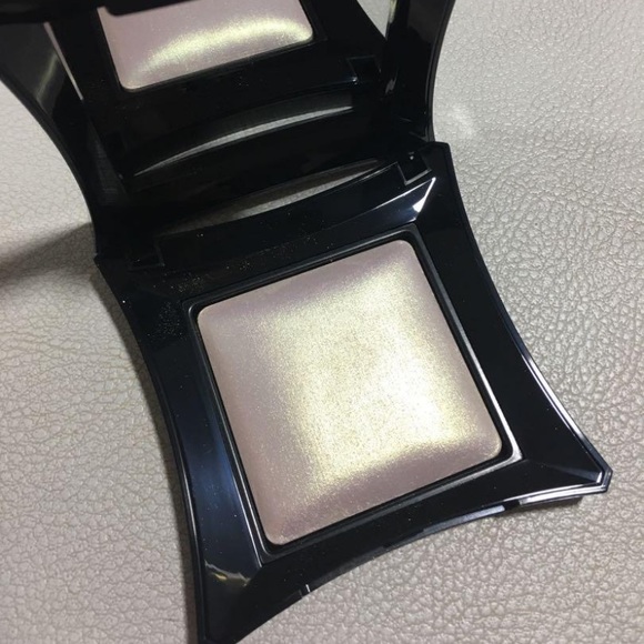 Illamasqua Beyond Powder Highlighter in Deity BNIB - Picture 6 of 14